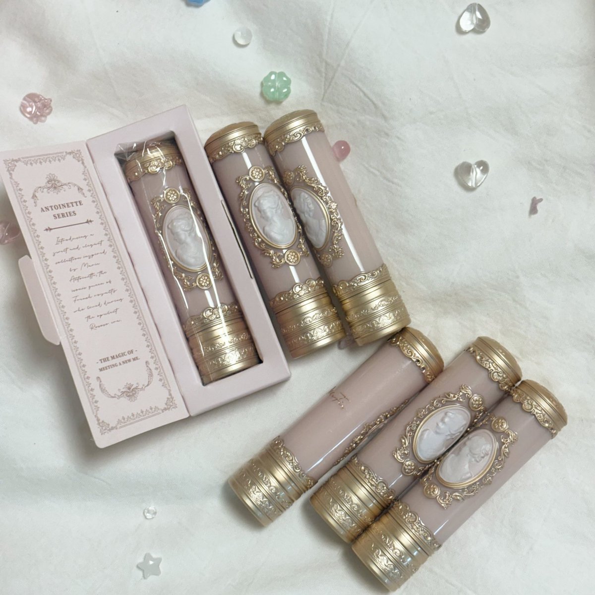 #협찬 #제품협찬 #제품제공

🍥 밀퓌 촉촉 핏 글로스 
🍥 밀퓌 앙투아네트 멜팅 루즈

좋은 기회로 사용해보았어요!! 😻
맑은 컬러감들이 많아서 봄웜 집중해보시면 좋을 것 같아요 ••• 케이스도 완전 공주 🥹…!!!! 

발색은 타래에서 보여드릴게요 🐾