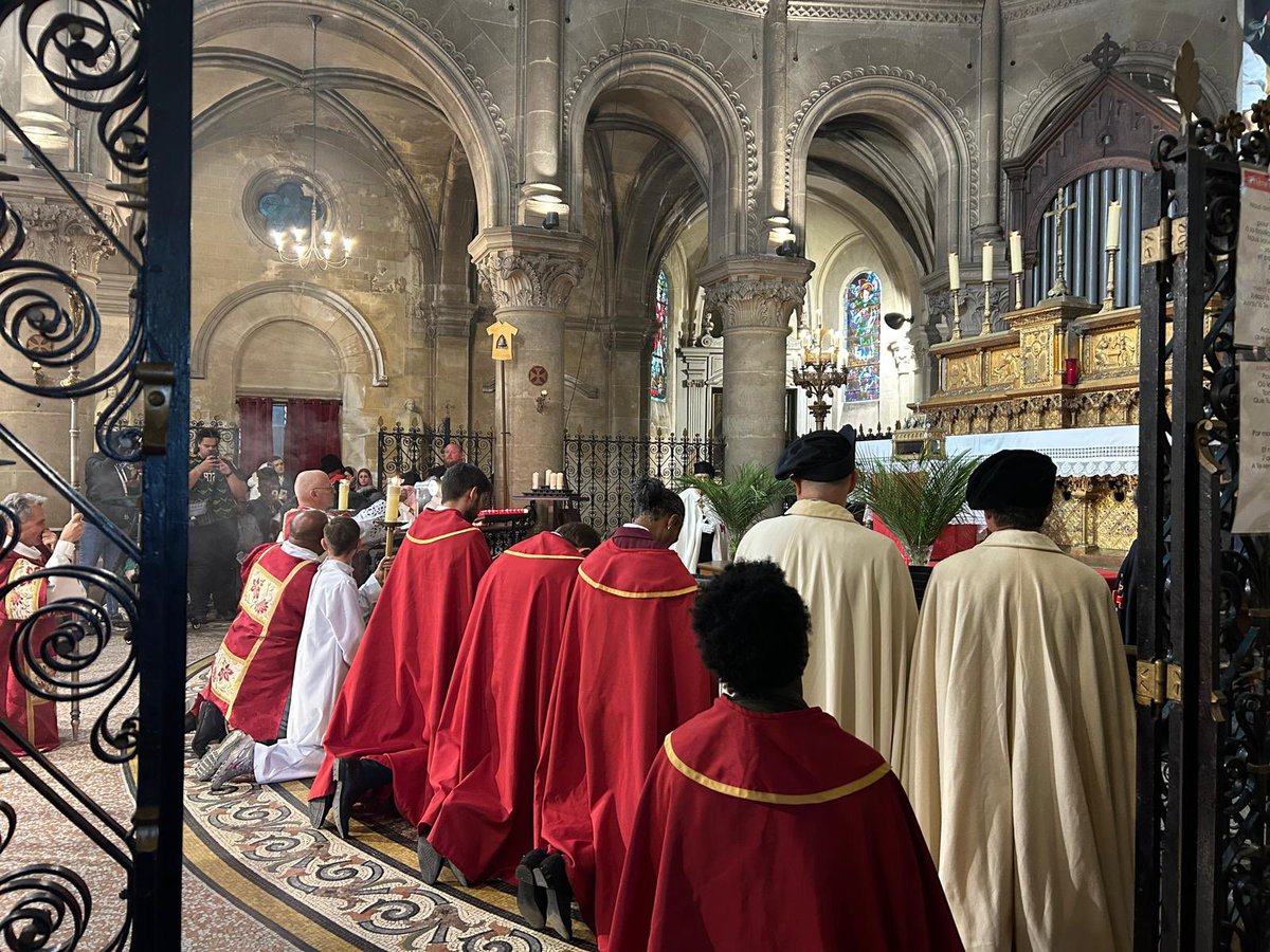 Sainte Tunique tweet media