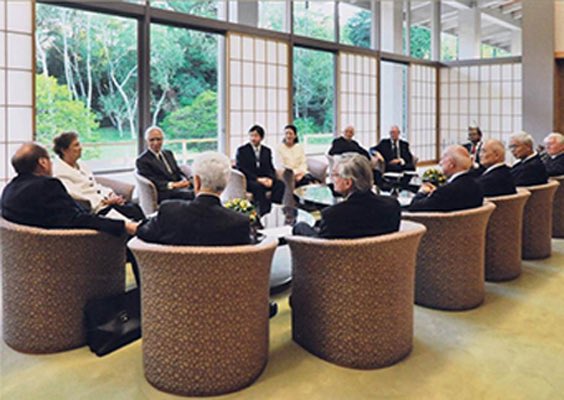 宮内庁のHPにある「東宮御所」での写真の中心に、
皇后陛下（雅子さま）の父親（小和田恒）が写っています。

因みに、
 上皇后陛下（美智子さま）のご尊父様は、
この様な事は一切されていません。