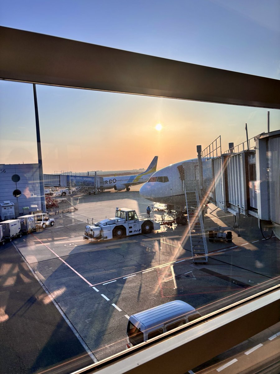 飛行機の離着陸の瞬間が大好き。
空旅にしかないワクワクがある

映画「秒速5センチメートル」"音声ガイド付き"(ナレーション永田亮子さんでした)鑑賞。長い詩(うた)の様で言葉選びや繋がりに聴き入りました。やはり奥深い…ここでも。
あっという間に到着し充実のフライトとなりました✈️✨
