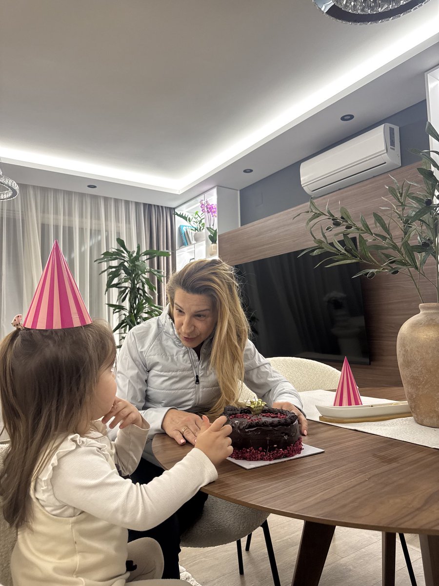 mir@ 💞 tweet media