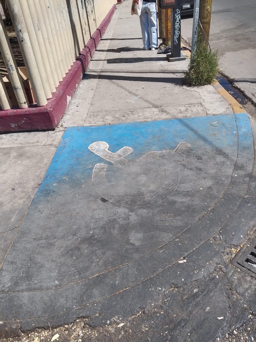 Sallvatoree's tweet photo. #Durango | ¡Apestan!

En esta condición se encuentran las rampas para personas con discapacidad del hospital del #ISSSTE Dr. Santiago Ramón y Cajal.

Desnivelado, con olor a caño e imposible de pasar para muchos. https://t.co/RTLGcePjag