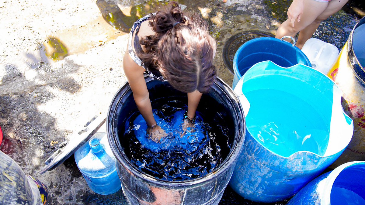 Los habitantes de Altos de Santa Lucía #2 recibieron agua potable gracias a nuestras pipas municipales, que llegaron para apoyar ante los problemas que enfrentan con el servicio desde hace más de 15 días. 

¡Seguimos trabajando con compromiso y escuchando las necesidades de los