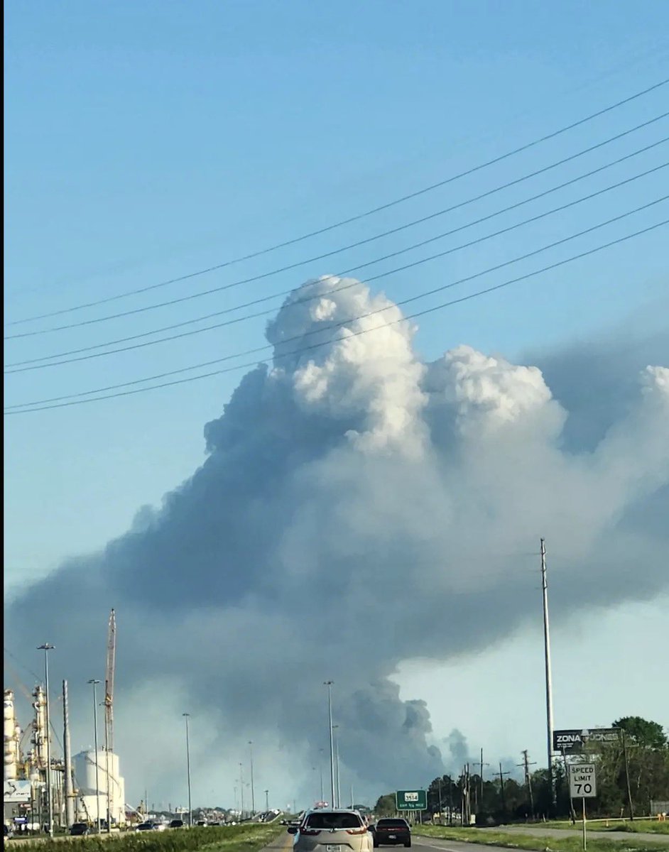 DogeCoinAud's tweet image. BREAKING NEWS🚨: Huge explosion and fire at Valero Refinery in Port Arthur TX