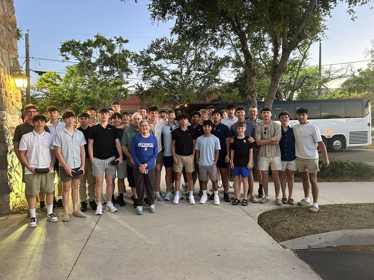 rweaver23's tweet photo. Thank you to the Oberlin’s for buying the team dinner tonight. We appreciate all you guys do for Defiance Baseball. https://t.co/tkIUTpG5h9