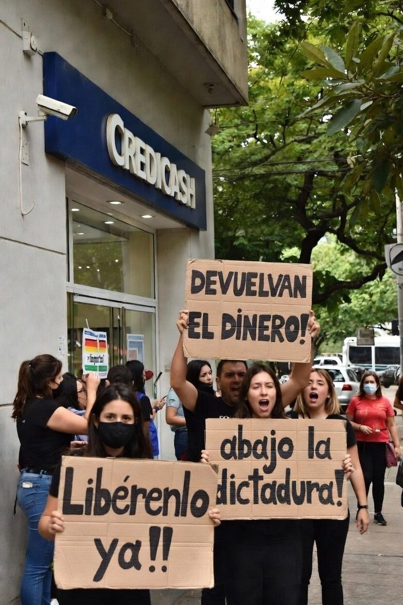 OpinionEscobar's tweet photo. Veo personas hablando del caso CREDICASH, asi que con el único afán de que vean desde otro punto de vista les comparto estos hechos para su correspondiente analisis.

1- La Superintendencia del Sistema Financiero (SSF) detectó y alertó a la FGR que CrediCash operaba sin autorización para captar fondos del público de forma masiva. (Estas revisiones se hacen a TODOS los bancos).  

2- La FGR ha declarado que existen investigaciones relacionadas con Lavado de activos; según se ha explicado la Institución recibía dinero de remanentes de las pandillas y hay SOSPECHAS (lo dice FGR) de que ese mismo dinero era otorgado en préstamos al sector informal del comercio con la idea de que cuando se pagara la deuda el dinero quedara "limpio".  

 3- Se detectó el sistema piramidal, aquí vale la pena explicar con ejemplos el como funciona:  

a) El sistema ofrece ganancias que superan la realidad: para el caso se pedía invertir a cambio de 10%, 20%, 30% o mas del monto que "invertías".  A este punto la población debería analizar ¿de dónde sacan esos porcentajes tan altos?   

b)  Los primeros inversionistas en este sistema son el "ejemplo" y son quienes sirve de carnada, ellos reciben "ganancias" o intereses. 
Cuando el resto de víctimas se dan cuenta de que el beneficio es "real" deciden invertir para tener la misma o superior ganancia, PERO ahí está la trampa... el dinero no viene de una inversión exitosa, no se hizo en bolsa de valores, en bitcoin, en cualquier negocio legal sino que es dinero que ponen nuevos participantes. (por eso se le llama piramidal)   

Traducido: es como que el de arriba siempre tendrá su dinero mientras existan nuevas personas entrando al negocio, y para que los de abajo reciban otras personas deben entrar al sistema. (Le robas al último para pagarle al anterior)  En la práctica quienes hacen esto, terminan huyendo con todo el dinero y dejan sin NADA a todos los que "invirtieron". (esto es lo que se ha prevenido).  

Es difícil convencer a alguien que lo están estafando, generalmente un conocido, familiar o amigo es el que te recomienda invertir para tener una vida fácil, pero en el fondo ellos también son víctimas de la estafa o daño futuro. (no sabes cuando va a llegar pero llega en 100%)  

El Sistema se cae por completo cuando ya no hay "nuevos inversionistas" a quien se les puede exprimir para pagar los "beneficios" de los demás y ahí es donde el autor material se da a la fuga.   

Todos los que invirtieron son víctimas/ofendidos, y uno puede entender que CREDICASH tal vez no te haya fallado hasta "ahora", pero eso no significa que la estafa no estuviera en progreso (muy aparte de no tener los permisos legales para operar) y que la afectación se daría al 100%.   

De mi parte, los mejores deseos para la gente que "invirtió" y espero que comprendan que es mejor una incomodidad temporal que un perjuicio permanente.

Desde luego que habrá quienes te van a hacer creer que esto es una acción del gobierno para dañarte, aún cuando en realidad la FGR ha actuado en defensa de todos los que invirtieron; no se dejen engañar estimados; saludos a todos.