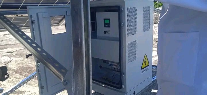 GranmaDps's tweet photo. Médicos, pacientes y sus familiares ya se benefician del sistema de energía solar fotovoltaica que ha sido instalado en la sala de hospitalización Juan Manuel Márquez de Media Luna. https://t.co/2Uw0LeBtxN