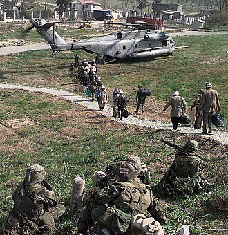 _jjbe's tweet photo. 🧵El Esquema Ponzi que Destruyó un País – La Crisis Piramidal de Albania. 

La crisis de los esquemas Ponzi en Albania fue una estafa piramidal masiva que involucró a cerca de dos tercios de la población, colapsando la economía y provocando una guerra civil. https://t.co/6t6vOIodDS