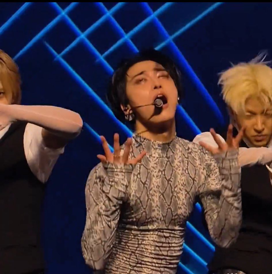 T 🫧 is inside femgi tweet media