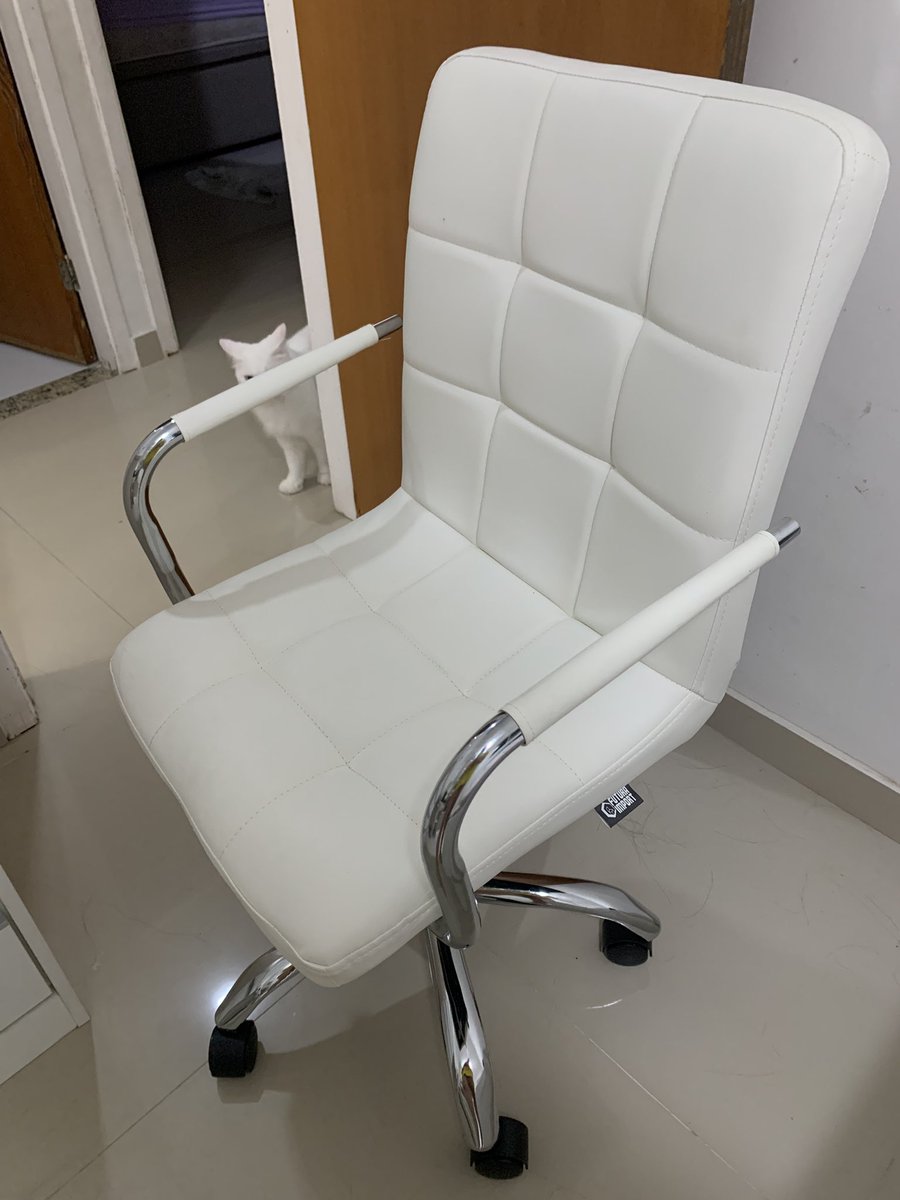 tof222fee's tweet photo. meus pais compraram essa cadeira linda pra mim mas vao ter que comprar outra pq simplesmente eu sou alta dms pra ela #triste #desgraca #tallproblems #morratofi https://t.co/XrWR6Au0Q0