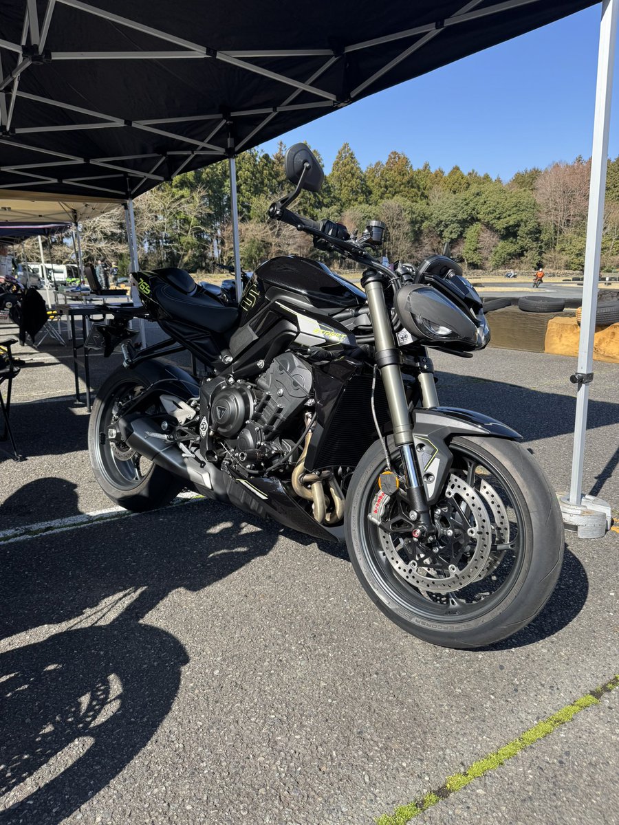 本日はトリプルカフェさん主催の走行会にお邪魔しております🏁天気も良く絶好の走行会日和となりました☀️
今回はトライデント800とストリートトリプルRSを持ち込んでおります👍