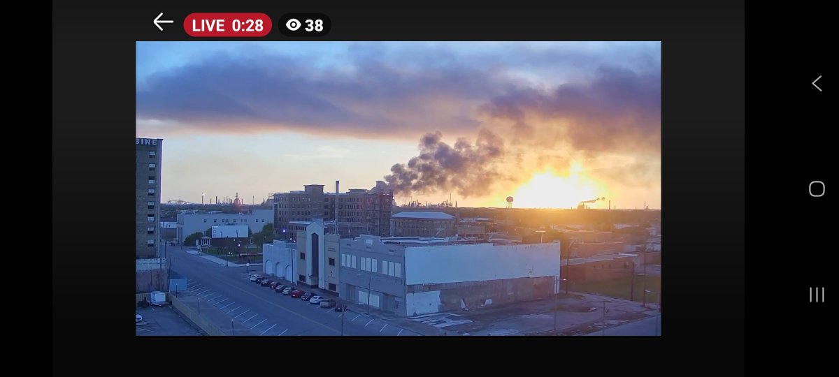 EmergencyStream's tweet image. 🚨 🔥 #BREAKING | TX | Beaumont | #Explosion &amp;amp; fire at Valero plant | #Watch #Live: facebook.com/share/v/1B8iNS…