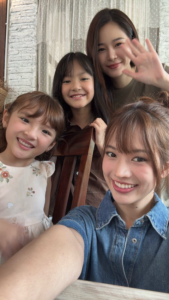 realyenula's tweet photo. not them looking like two moms with their daughters 😩😩😩 https://t.co/t14arsluFy