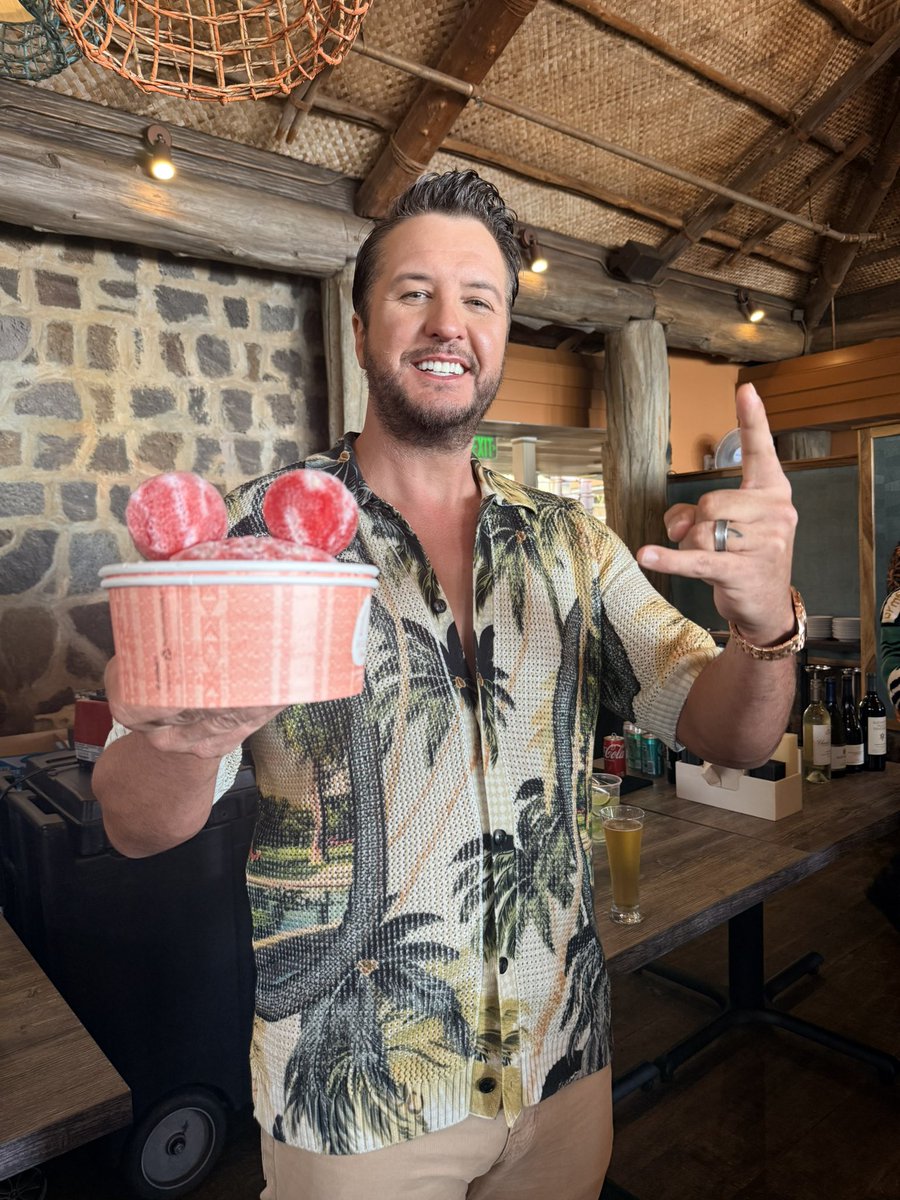 Time for some shave ice. What do y'all think of the show so far? #idol