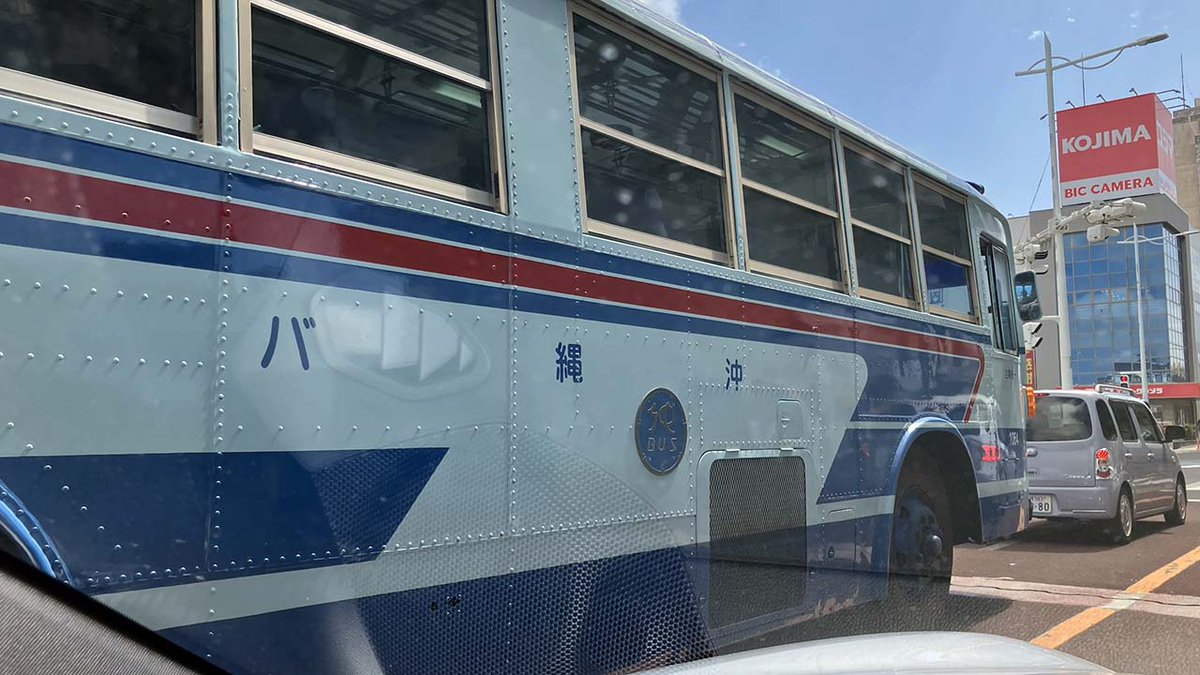 ボディーがリベット止めの古めかしいバスだなぁと思っていたら、ナンバーが沖22っだった。1987年以前のバスか。