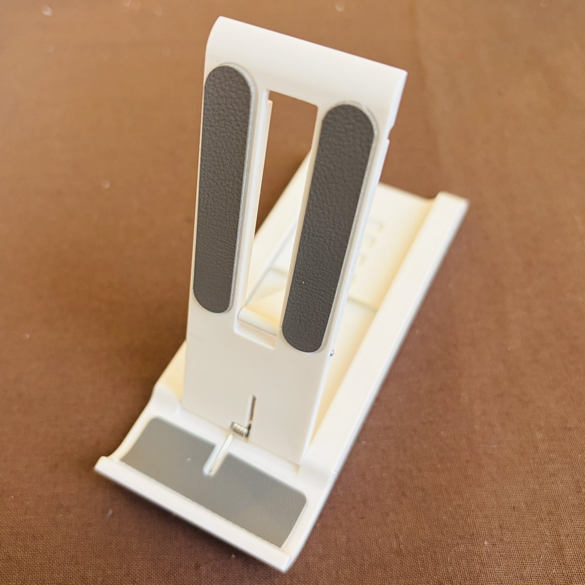 そいえばダイソーで見つけたんだけど、
このスマホスタンド薄くて結構しっかりしててディスプレイするときにめちゃめちゃ優秀だったのでシェアしときますb

折り畳んだ時は15x5cmくらい！
黒色もあったよ！
