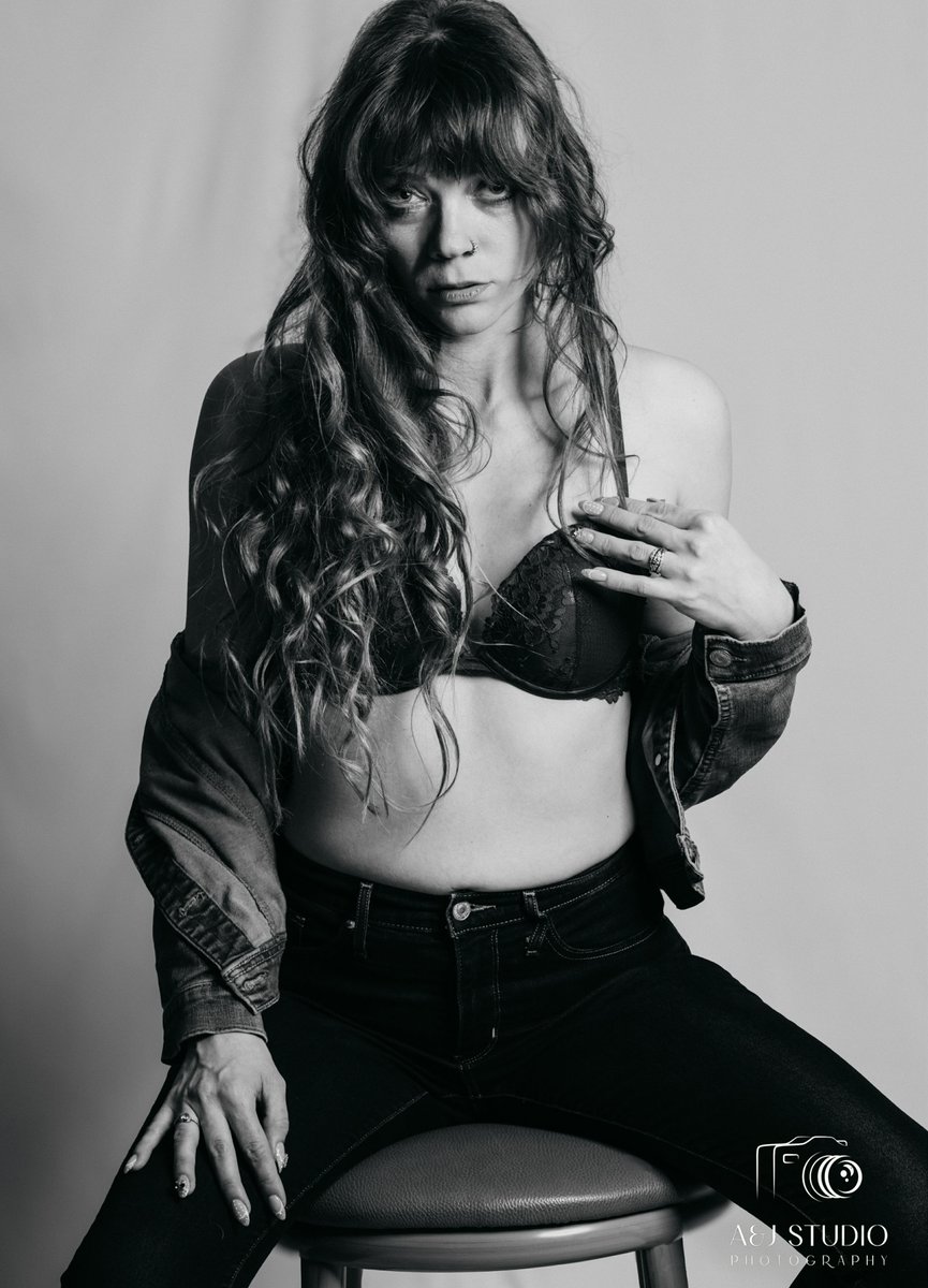 a_and_j_studios's tweet image. Studio shoot, B&amp;amp;W set. 

Neewer Q300 1/32 power
Canon R50 50mm lens
F5.6 1/125 ISO 200

#flashphotography #studiophotography #photographyeveryday