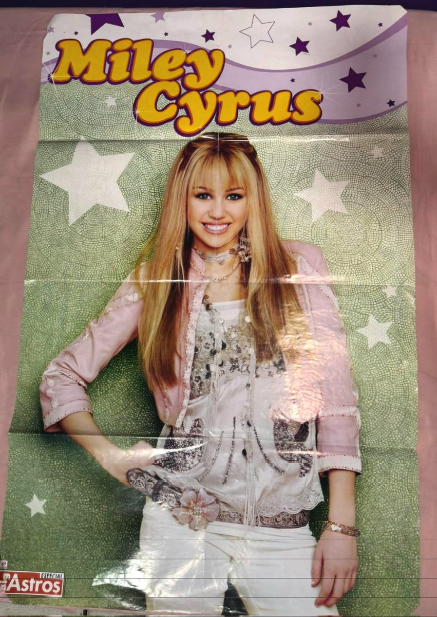 Flavinhoseco's tweet photo. Eu colocando poster de mulher na parede do meu quarto a 20 anos. Desenterrei essa relíquia do armário pra amanhã. The Hannah Montana 20th Anniversary Special 24/03 💜 https://t.co/jUEormlkss