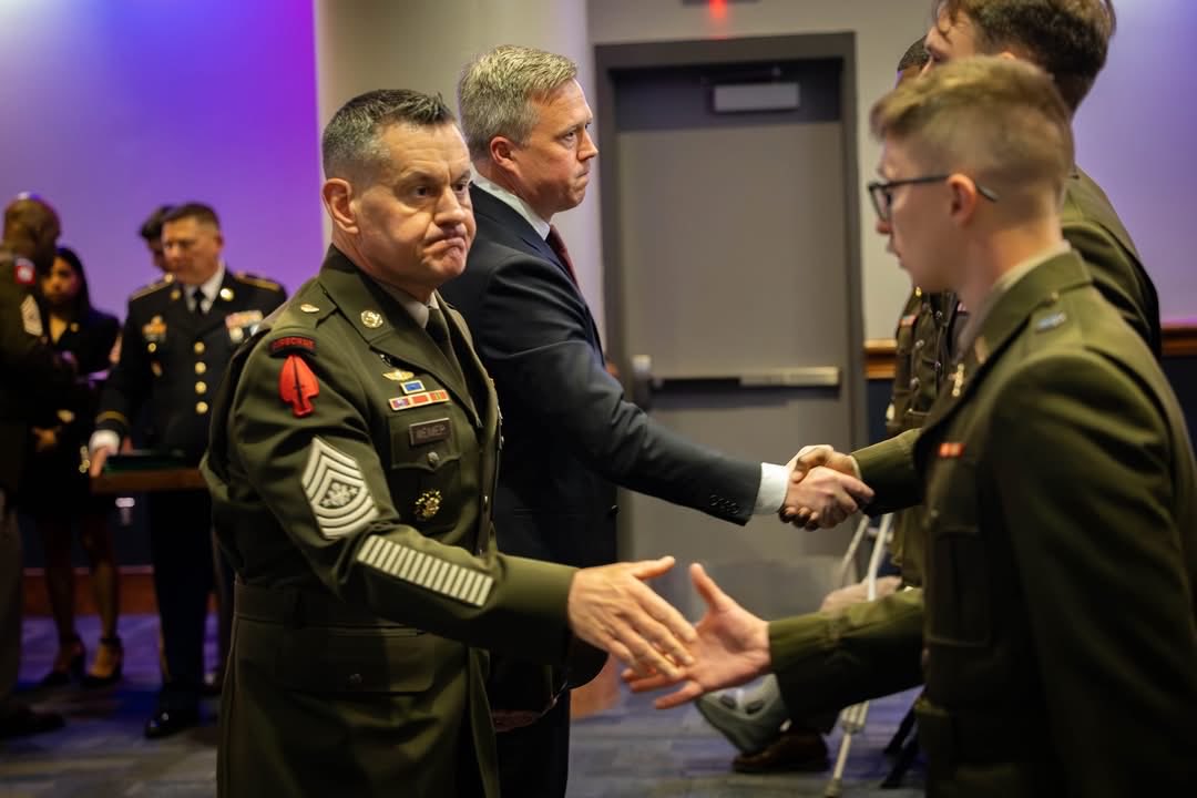 dinardodp's tweet image. The Secretary of the Army Dan Driscoll and Sergeant Major of the Army Michael Weimer awarded eight meritorious service medals and two Purple Hearts to cadets from Old Dominion University #ArmyROTC during a private ceremony on March 22, 2026. 

#OldDominion #USARMY #MSM