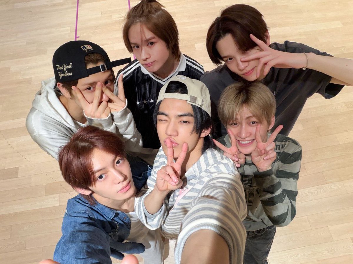 shijnyu's tweet photo. We shares a glimpse of their unfiltered world as they prepare for <42:CLUB> IN SEOUL. Dressed in effortless streetwear that mirrors their vibrant and free-spirited personalities,  we are eagerly looking forward to seeing everyone at the fansign event soon. https://t.co/RSnTTbUnlF