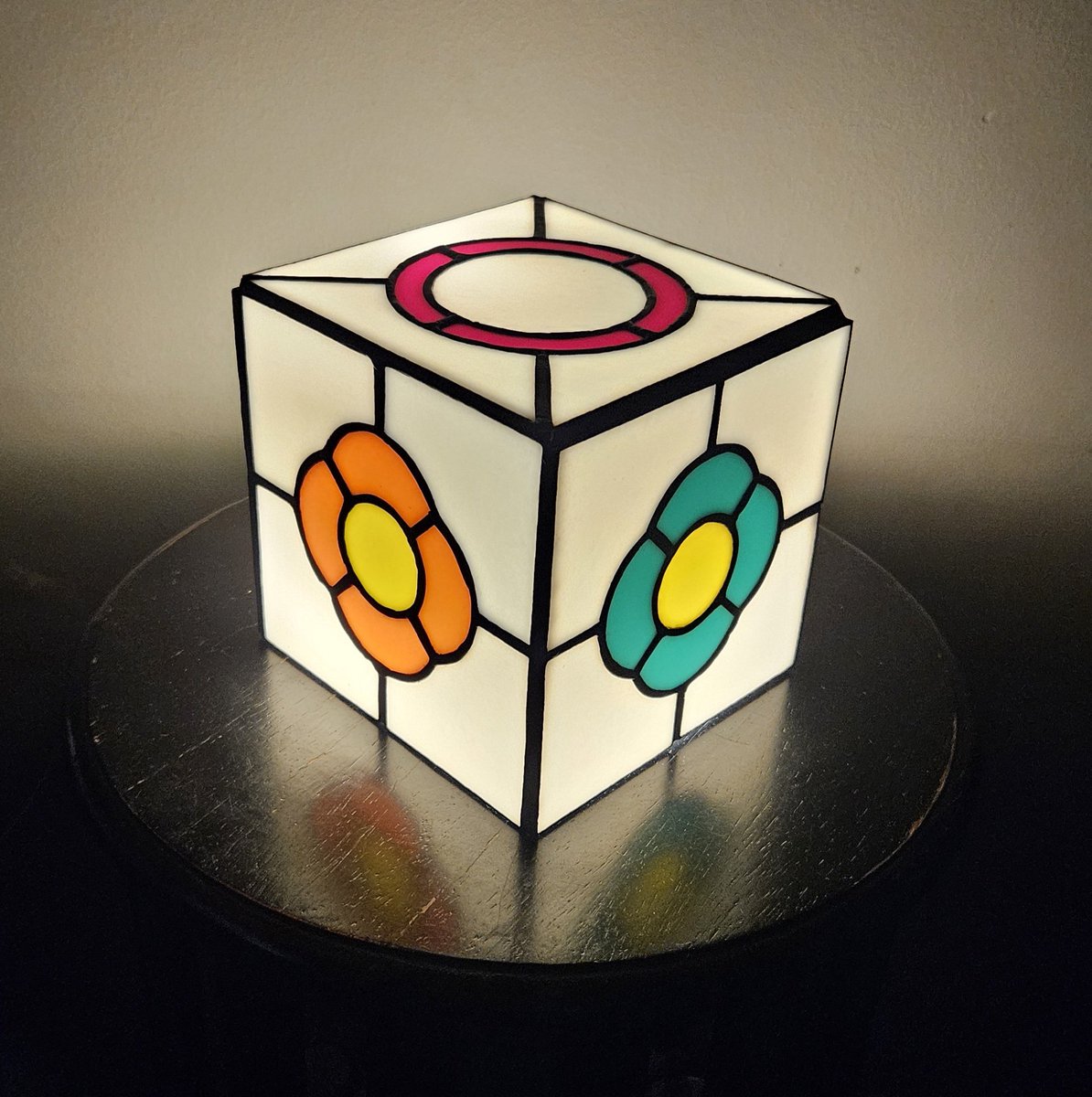 lensiru's tweet image. My first lamp box. '70s inspired - far from perfect but I learned a lot in the process. I love it and have been using it every night :)
~
#stainedglass #handmade #craft #lamps #design
