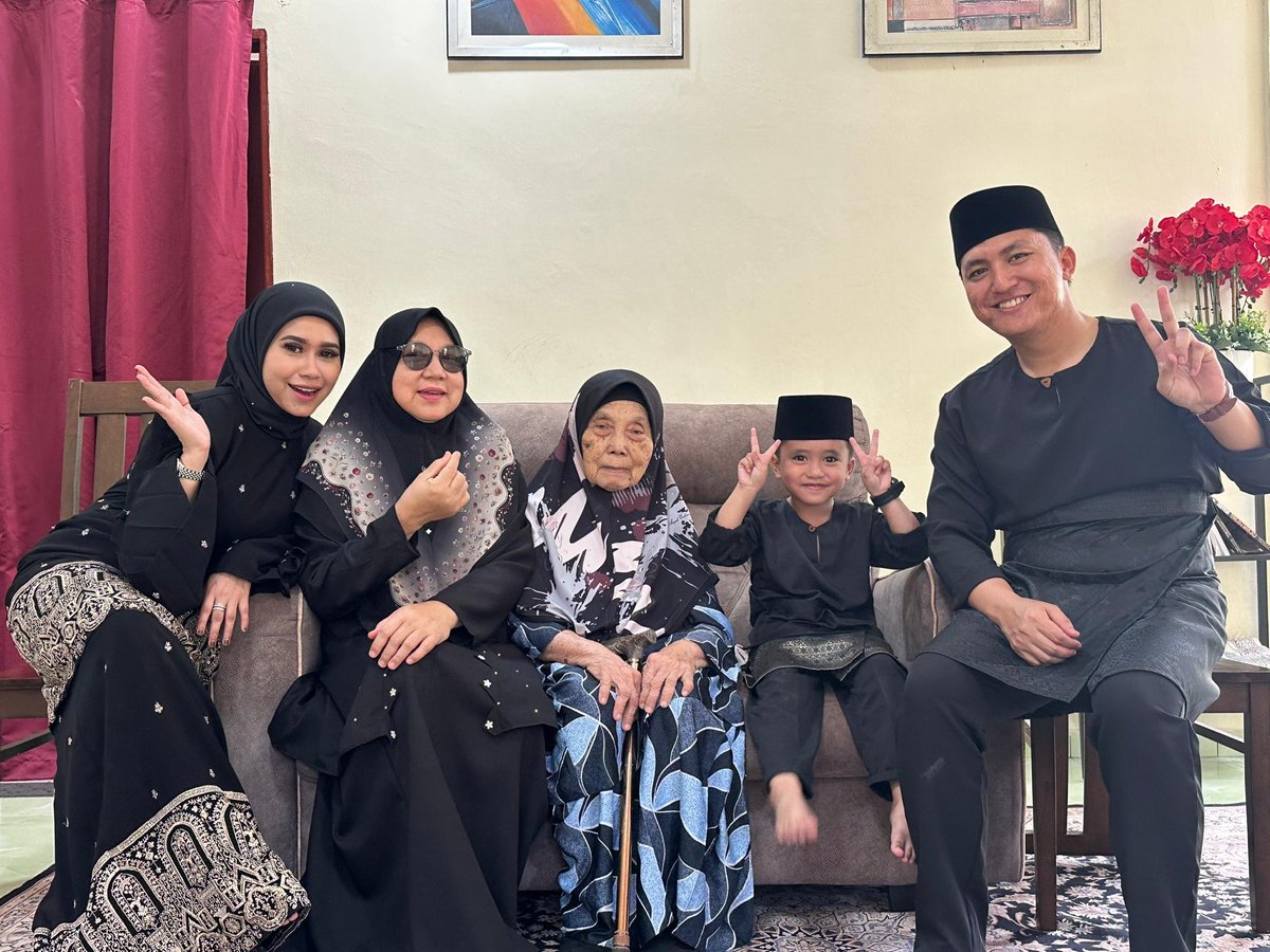 boteto_'s tweet photo. Betul lah org cakap. Raya tu sama je, takde istilah dah tak meriah mcm dulu. Role kita je yg bertukar. Dulu kita diraikan, skrg kita meraikan org tua, isteri dan anak. https://t.co/bVpusGE7hL