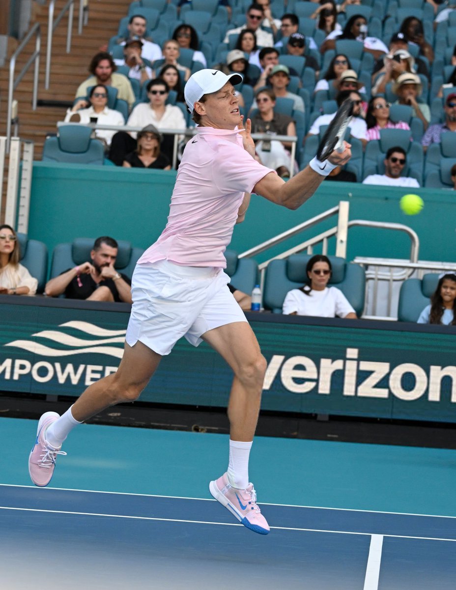 R3 in Miami ✅️

Sinner defeats #Moutet 🇫🇷 6-1 6-4

- 25th consecutive win vs. 🇫🇷 players
- won the last 26 SETS in Master 1000 (NEW RECORD 🦊🫡)

R4 vs. #Michelsen 🇺🇸

 FORZA 🦊

#JanTheFox CCCXXXVI