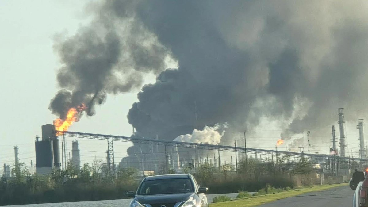 marktournier2's tweet image. 🚨BREAKING: SHELTER IN PLACE ISSUED at Valero Refinery, located in Port Arthur, Texas. 

Multiple reports from locals say they heard a boom that rattled windows. 

Emergency officials are responding to the Valero refinery in Port Arthur as smoke rises from the facility.

The