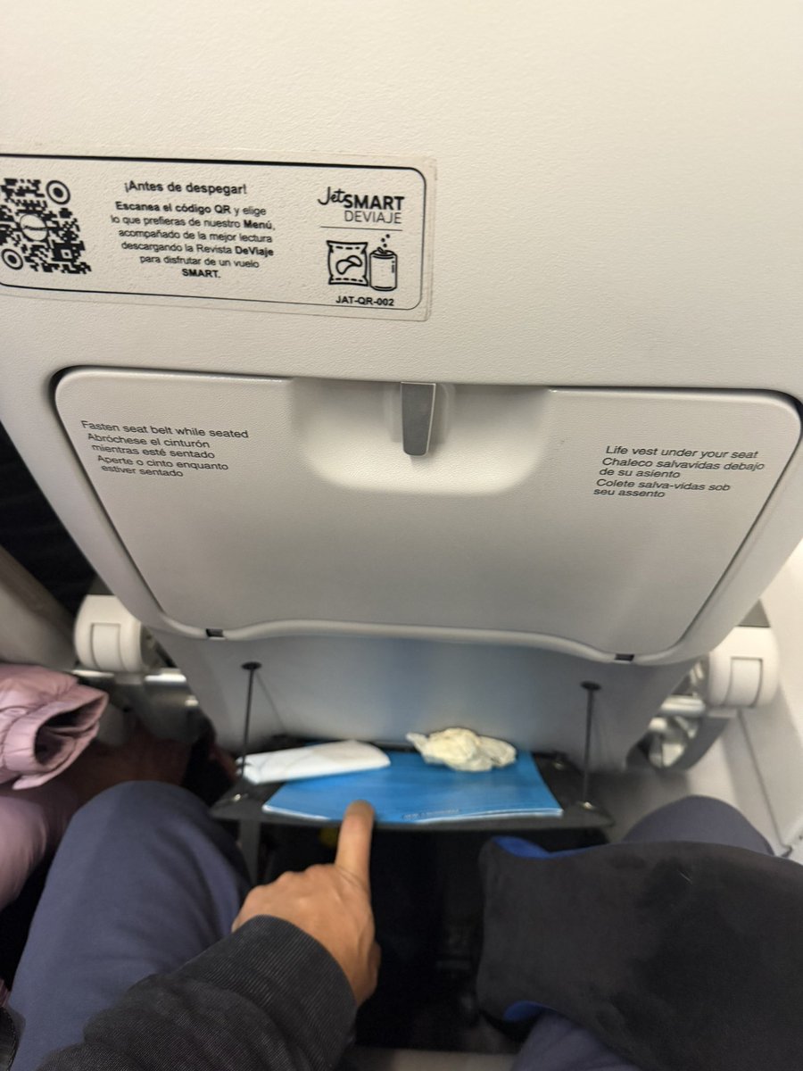 jcarmijo's tweet photo. @VuelaJetSMART  ni limpian los aviones… pero para cobrar por las bolsas de duttyfree corren los qlos https://t.co/1vRMID01mD
