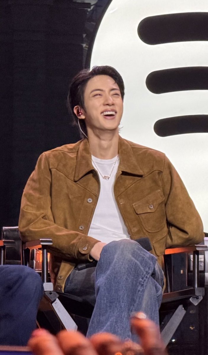 Seokjin save me⁷ ⦿☰☲ ARIRANG 💿 tweet media