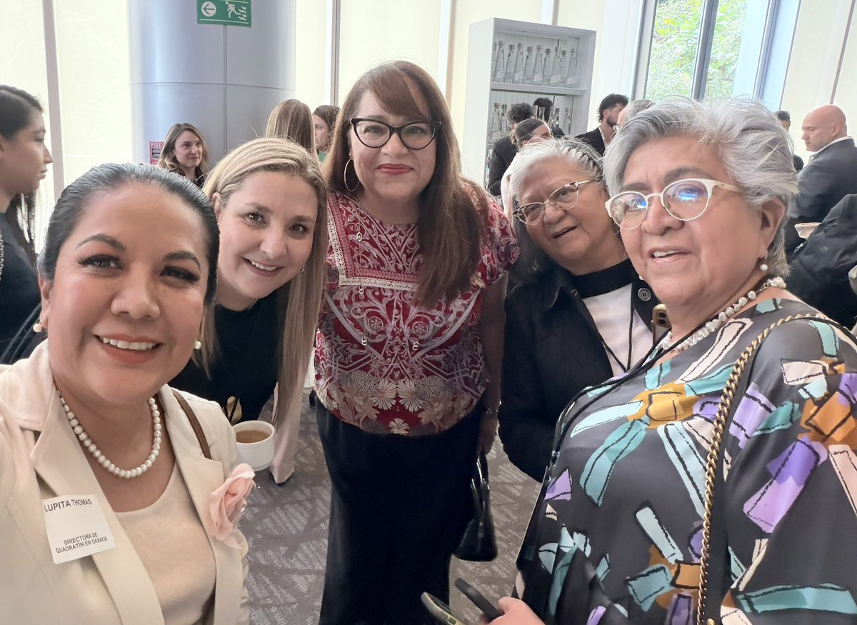 Quadratinoaxaca's tweet photo. La directora de Quadratín en Oaxaca, @lupitathomas recibió este lunes un reconocimiento como una de Las 200 mujeres más importantes de México, distinción que hace cada año la revista @MujerEjecutiva_ a lo más destacado de distintos ámbitos profesionales en el país. https://t.co/VTgSbDgZHt