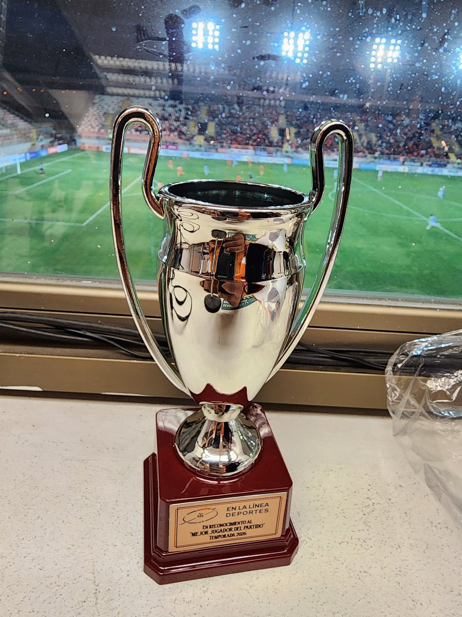 Con este trofeo el equipo de En La Línea Deportes para reconocer al mejor jugador del partido Cobreloa Vs Magallanes ¿Cuál es el suyo?