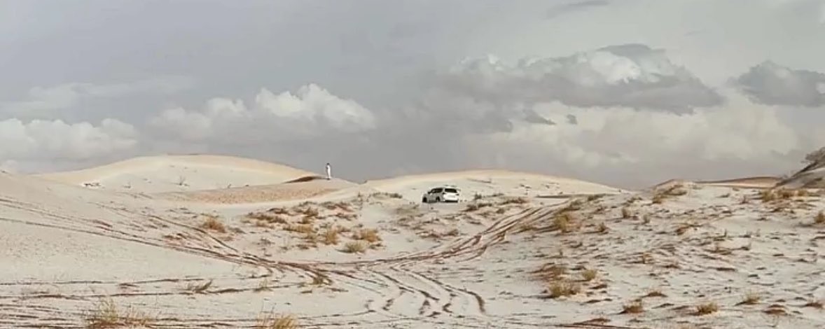 بالجوف تلقى ما بغيت وتمنَّيت
دارٍ بها المهموم ينسى همومه

وانا لها من بدّْ الاوطان حبِّيت
ومن لامني بالجوف ربِّي يلومه ..