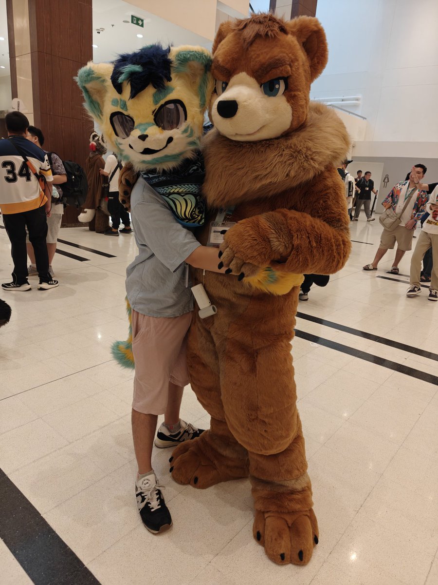 RossFlossXD's tweet photo. Thaitails 2026 with @Elliot_Tang_ 
#fursuiting https://t.co/qeyFRPaqDf