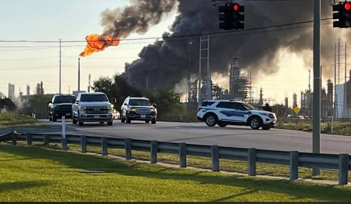 OsiOsint1's tweet image. 🇺🇸⚡ Explosion at a refinery in Texas USA. Nearby residents were instructed not to leave their homes.