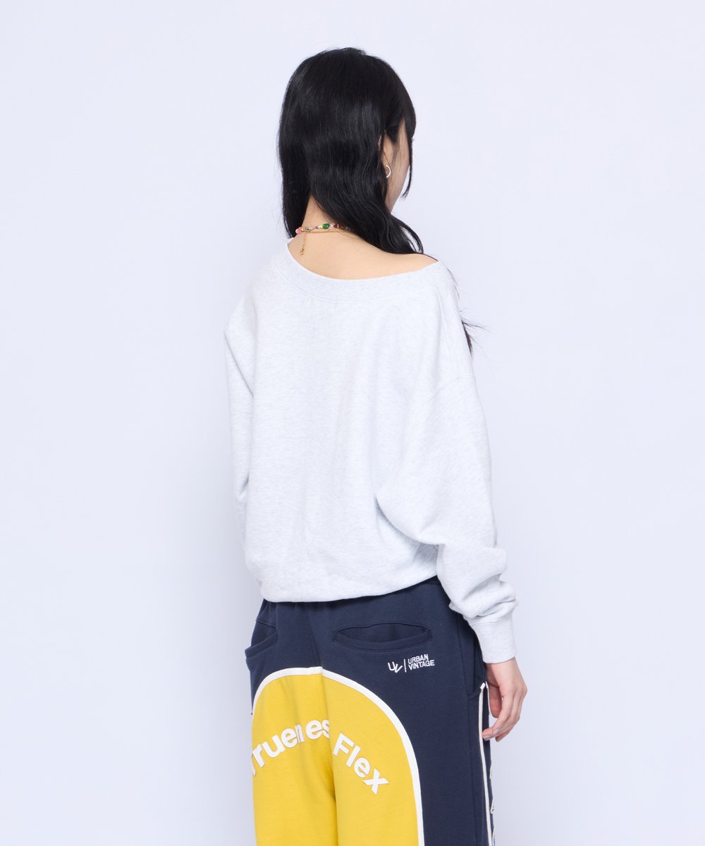 ACLENT_info's tweet photo. Off-Shoulder Loose Sweat
¥9,900

Vネックを深めに設定し、ワンショルダーで着用できるスウェットトップス。
柔らかい生地特性をいかした落ち感があり、肩線をずらしても自然に馴染むシルエットです。 https://t.co/bwGI7iBaeL