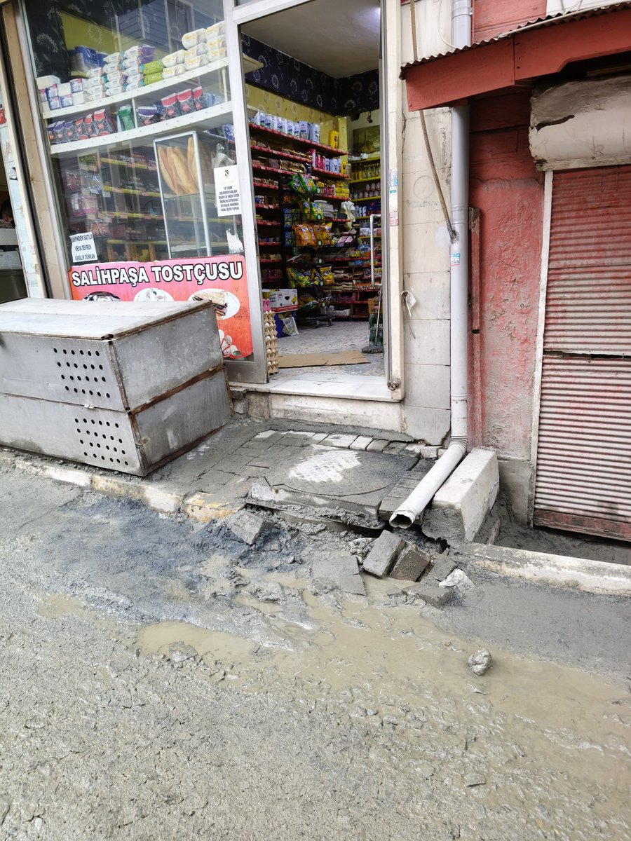 davam_is's tweet photo. @iski_destek @FatihBelediye @istanbulbld @TC_istanbul Cibali mahallesi salihpaşa caddesi no 27 Fatih İstanbul sorun giderildi diyorsunuz sorun böyle mi giderilir bilginize https://t.co/mnPCwrrFS3