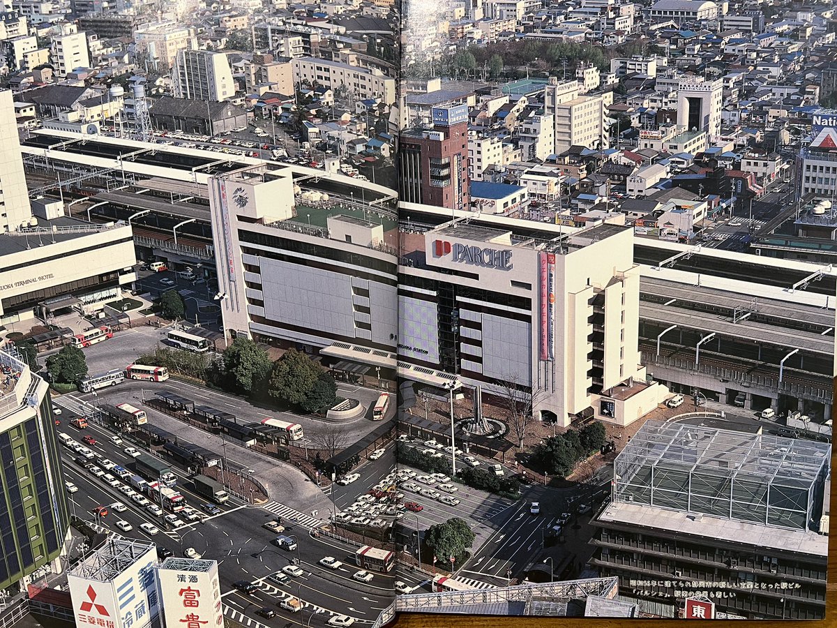 fantasycitymap_'s tweet photo. 1988年の静岡駅。

今ではホテルや銀行ビルが並ぶ南口ですが、当時はまだ低層の建物ばかり。（駅ビルの後ろ方面）
有料の自転車置き場や板葺きの家、喫茶ジローなどがあり、駅前広場もかなりコンパクトでした。

東海道本線の南側は長く「裏口」的な空間でしたが、平成に入ってから再開発が進み、いまの街並みに。
同じ駅でも、わずか30〜40年でここまで景色は変わります。

※写真：『静岡市の100年写真集』（静岡新聞社、1988年）より