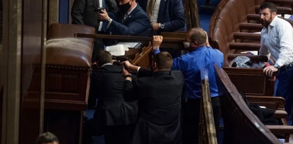 scottcrow35's tweet photo. @SenMullin Who is this cowering on Jan 6th? You pathetic stolen valor fraud! https://t.co/MDWtdvDUzN