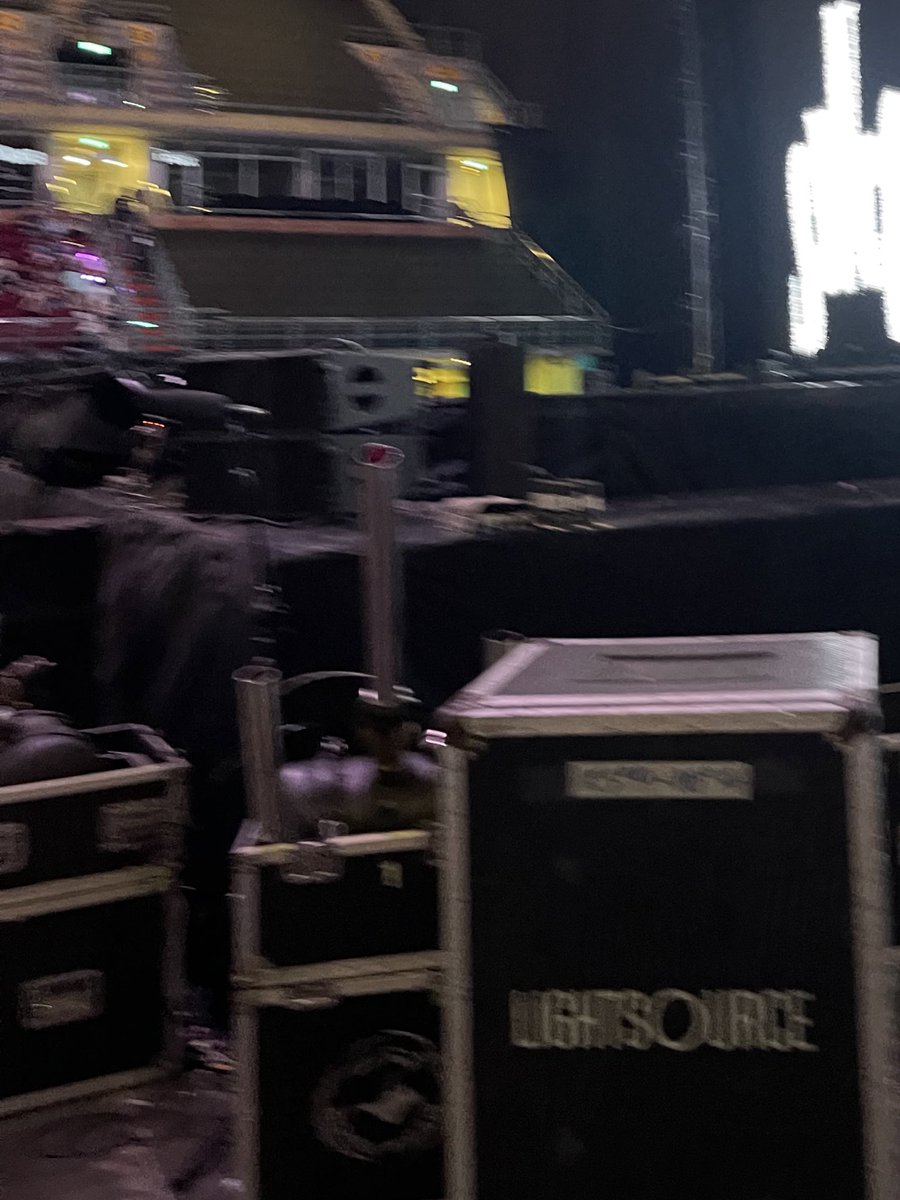 ไม่เห็นเลยอะว่าภาพรวมมันสวยขนาดนี้ เพราะอยู่ใกล้ทั้งไฟทั้งคอนเฟติ ตอนเขายิงชั้นหลับตาปี๋ ฮือๆ