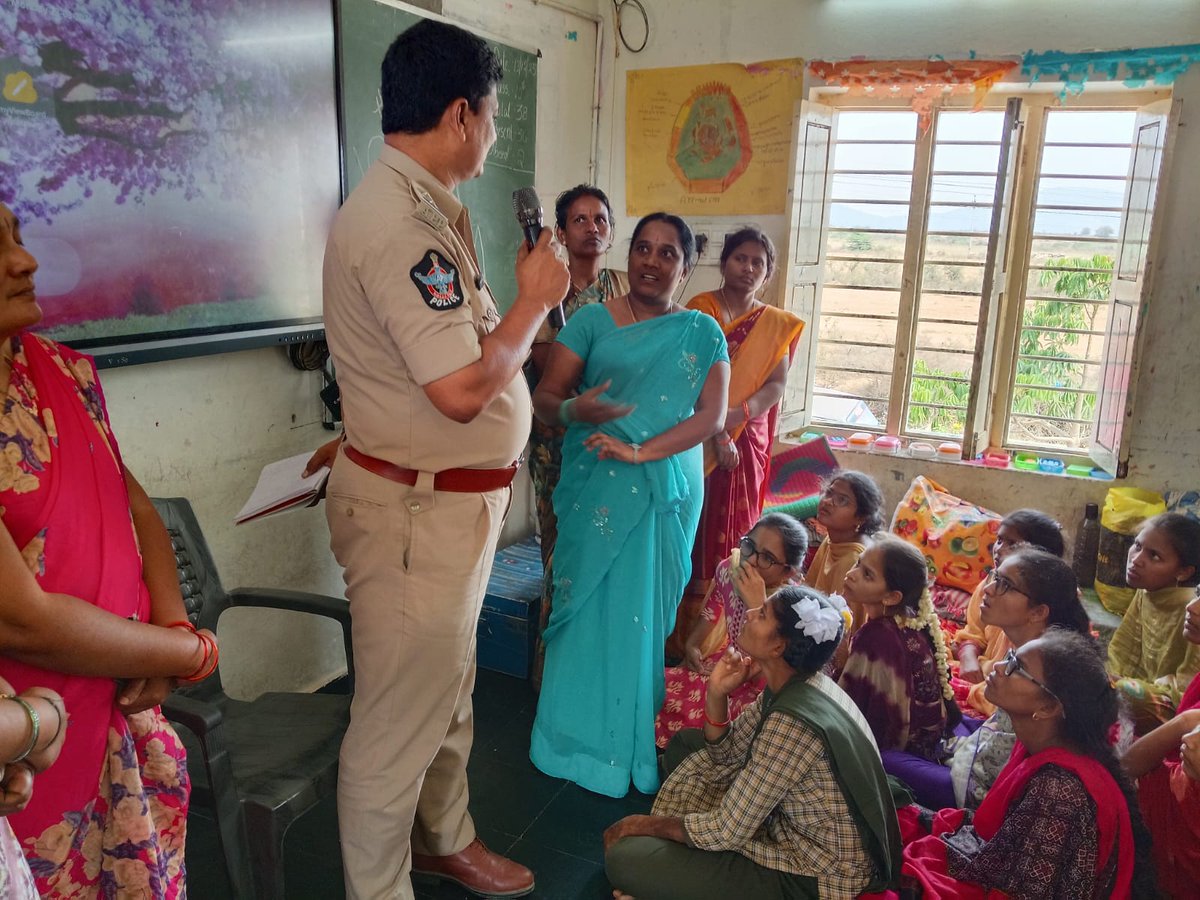 prakasam_police's tweet image. పి.చెరువు KGBV జూనియర్ కాలేజీలో “గుడ్ టచ్–బ్యాడ్ టచ్”పై మార్కాపురం పోలీసుల అవగాహన కార్యక్రమం. విద్యార్థినుల భద్రత, ఆత్మవిశ్వాసం పెంపుపై సూచనలు. 

#MarkapuramPolice #GoodTouchBadTouch #StudentSafety #ChildSafety #WomenSafety #AwarenessProgram #PublicSafety