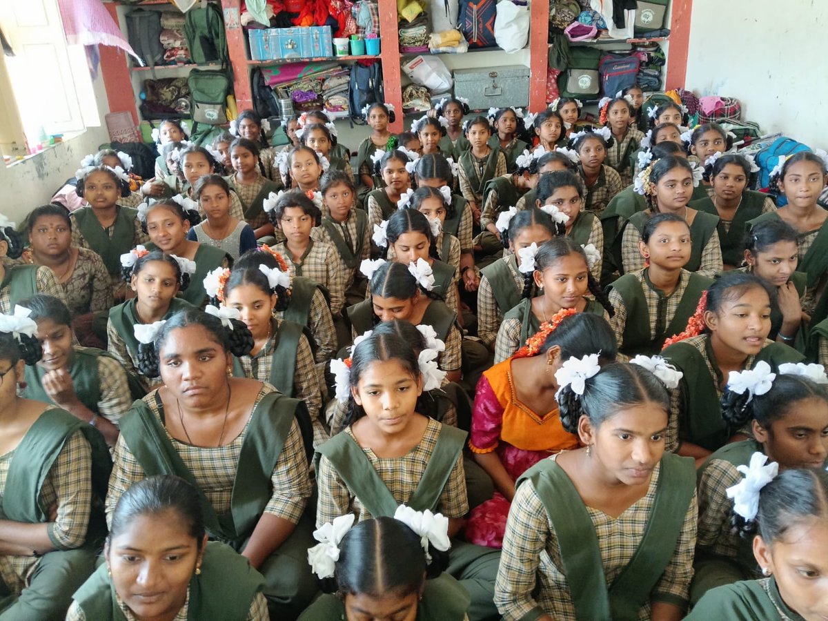 prakasam_police's tweet image. పి.చెరువు KGBV జూనియర్ కాలేజీలో “గుడ్ టచ్–బ్యాడ్ టచ్”పై మార్కాపురం పోలీసుల అవగాహన కార్యక్రమం. విద్యార్థినుల భద్రత, ఆత్మవిశ్వాసం పెంపుపై సూచనలు. 

#MarkapuramPolice #GoodTouchBadTouch #StudentSafety #ChildSafety #WomenSafety #AwarenessProgram #PublicSafety