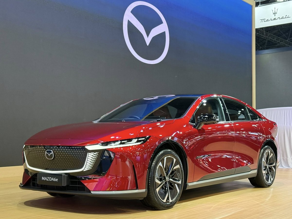 chaichan's tweet photo. ปกติไม่เคยคิดจะไปงาน Motor Show เลยซักครั้ง
พอมาเห็นโฉม #Mazda6e พร้อมราคาเปิดตัวที่ว้าวมาก
ตอนนี้อยากไปลองตัวจริงชะมัดเลย https://t.co/whzi3cLAL9