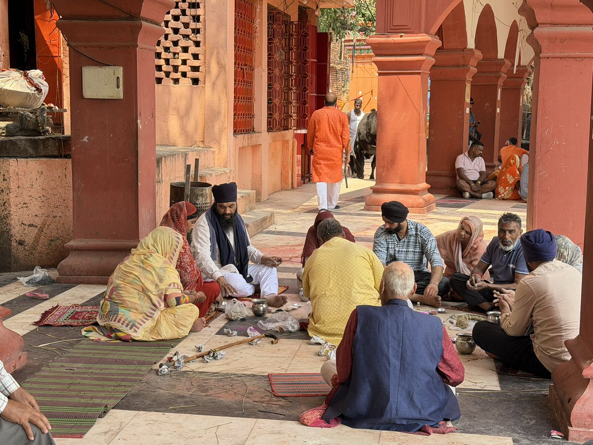 यह दृश्य सिर्फ एक परंपरा नहीं,हमारी साझा सनातन संस्कृति की पहचान है। ये दृश्य तो मैंने बचपन से देखा है आज ये फोटो ली ताकि लोग जान सके हमारी विरासत कितना दृढ़ है । देव घाट,
गया जी,बिहार में पिंड तर्पण करते सिख भाई-बहन बता रहे हैं कि आस्था की जड़ें एक ही मिट्टी से जुड़ी हैं।सिख