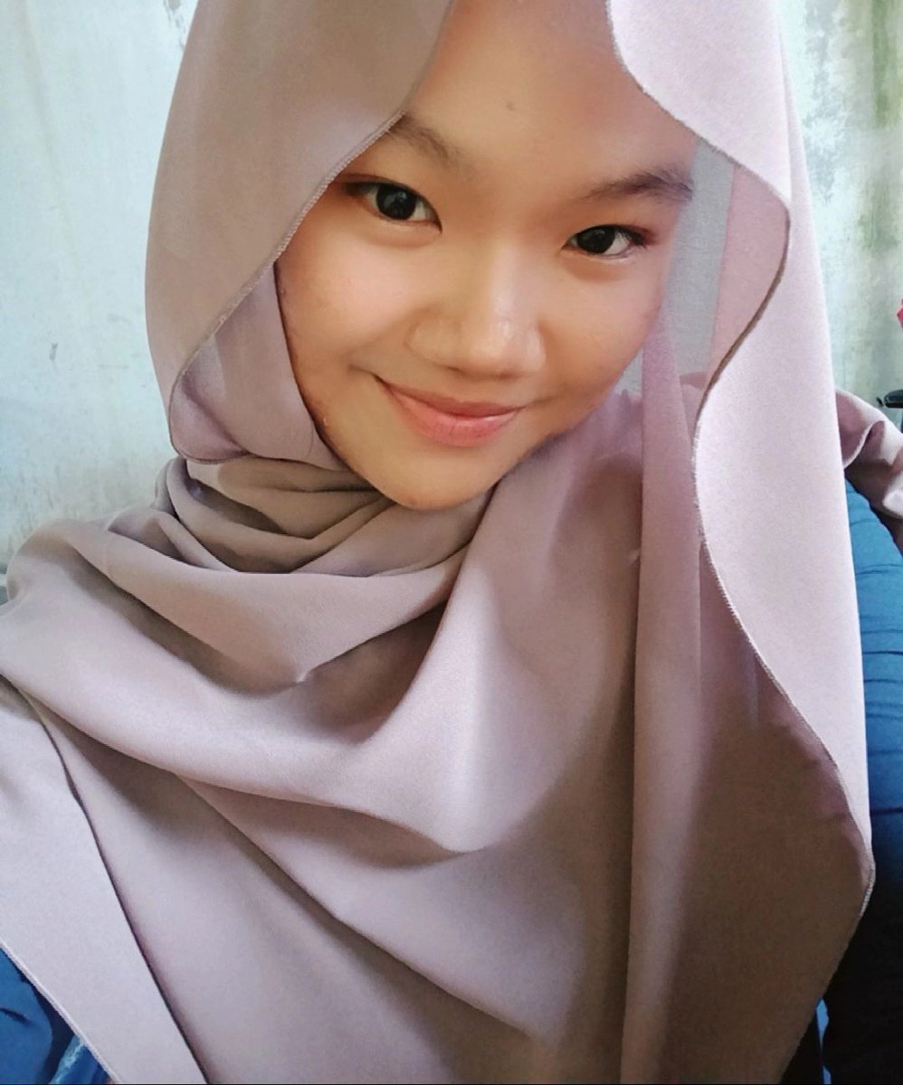 WEE WKWKWKWK
warna hijab nya mirip lagi