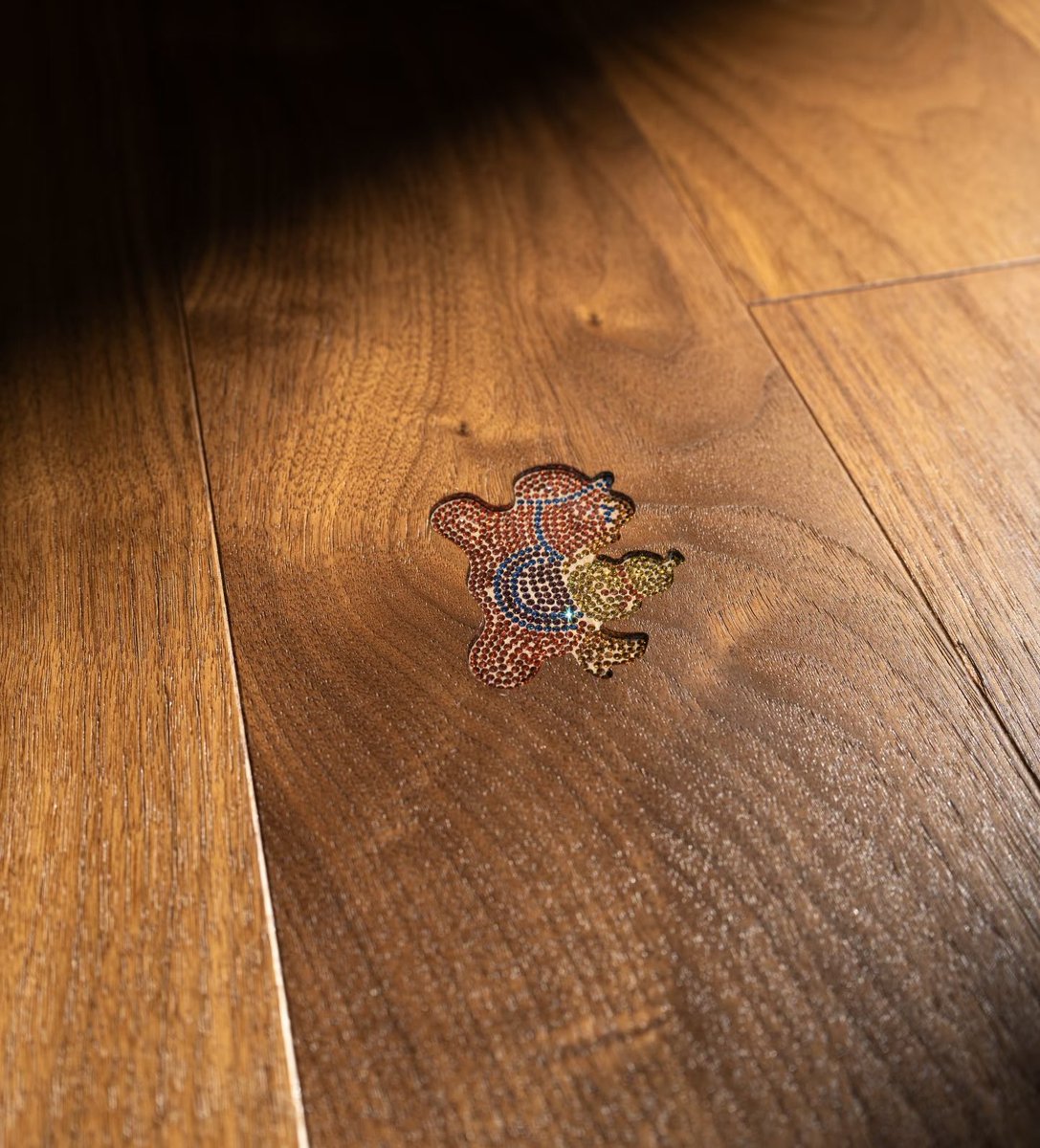 lingShi259569's tweet photo. Lusso D’arte presents an extraordinary expression of artistry with its crystal-inlaid parquet floor, where craftsmanship meets symbolism in perfect harmony. This unique design features a delicately embedded crystal horse at its heart：an emblem of strength, vitality, and success. https://t.co/s6aPjMPNES