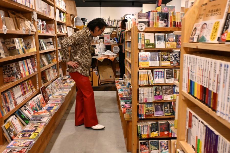 lmaga_jp's tweet photo. 書店の閉店が相次ぐ時代…1年前に開業した
大阪・阿倍野の「本屋 亜笠不文律」📚

大型書店でも、独立系書店でもない
かつてあった“町の本屋さん”を目指す
👉https://t.co/O7B4wFA8Ck https://t.co/fXe350lVQr