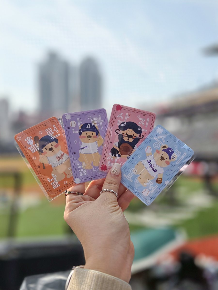insoni__'s tweet photo. 코엑스에서 4월 23일-4월26일 진행되는 서울일러스트코리아! 
무제한으로 등록 가능한 초대권 링크 올려드리니 미리 등록하고 무료로 입장해서 놀러오세요❤️
올해 초부터 인기 많은 야구 스티커와 야구포카도 가져갑니다⚾️

https://t.co/c6Dxil5dYK https://t.co/TXav1tS46T