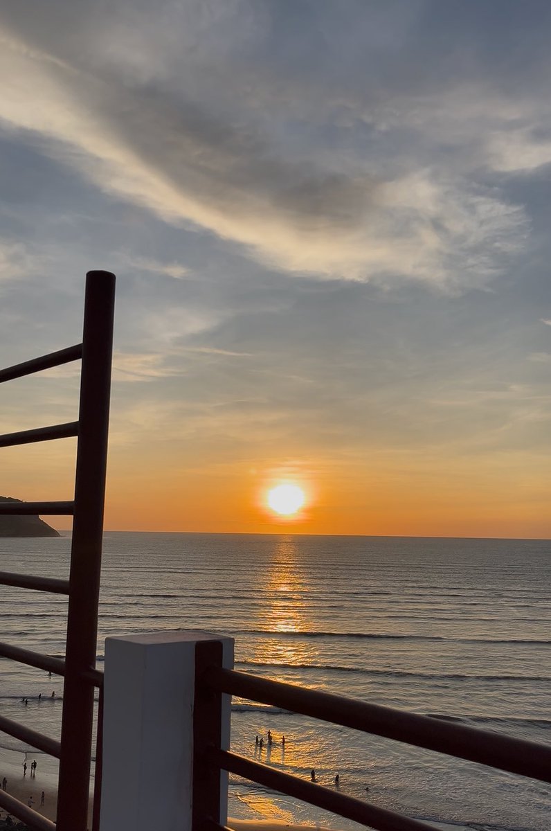 Auroraa_04's tweet photo. Dios sabe lo mucho que me gusta el mar y me llevó a vivir en el 🤍🌞 https://t.co/l00nmFCNwv