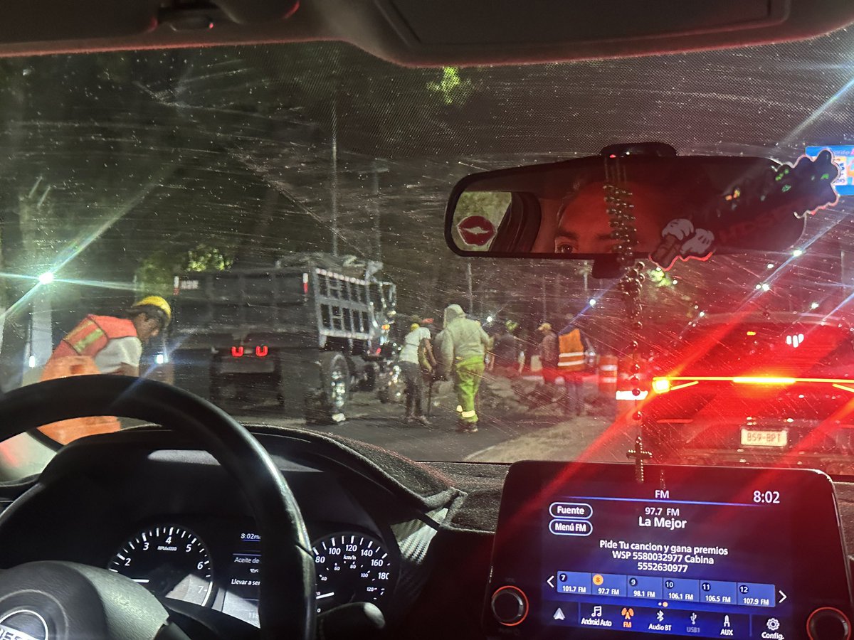 Hacho77's tweet photo. @ClaraBrugadaM de verdad haciendo trabajos a las 8pm en Calzada de Tlalpan HDSRPM https://t.co/vEEZPJiknL